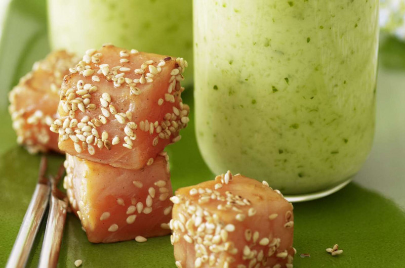Gaspacho à la coriandre avec saumon au teriyaki