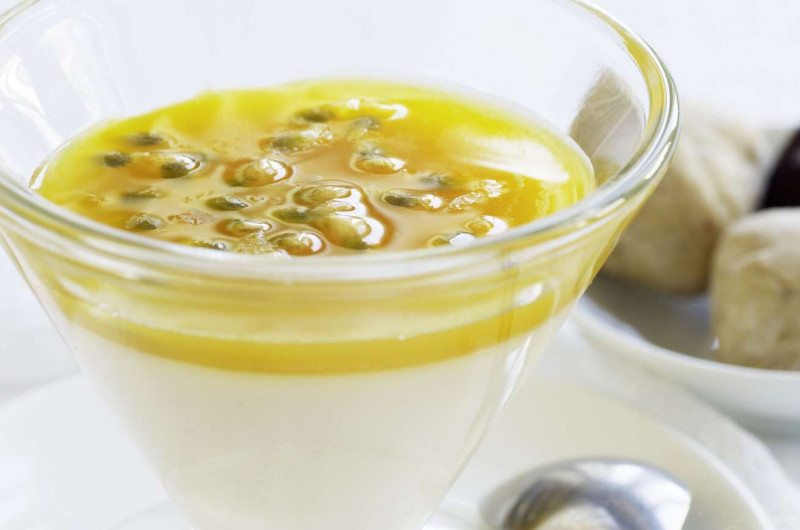 Panna cotta aux coings et coulis de fruits de la passion