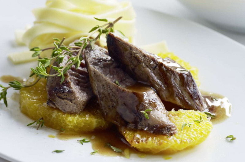 Filet mignon d’agneau avec sauce au coing et à l’orange