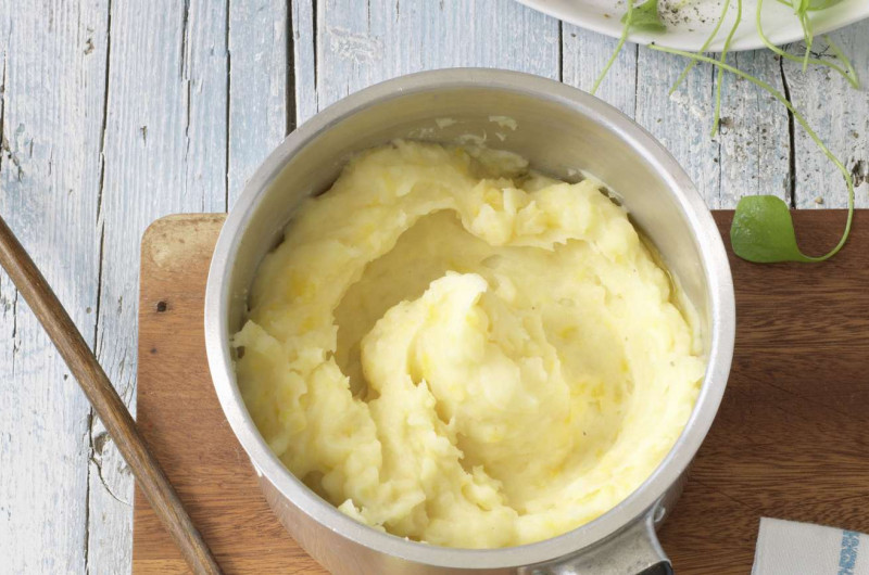 Purée de pommes de terre et de carottes jaunes avec pourpier et champignons