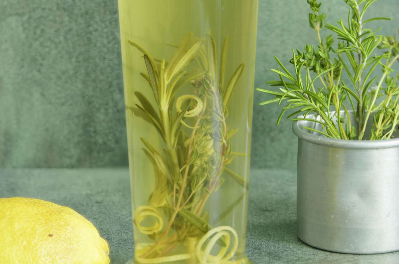 Vinaigre aux herbes avec zestes de citron