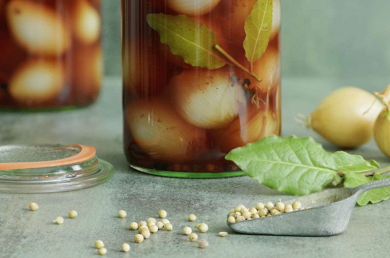 Petits oignons au vinaigre avec coriandre
