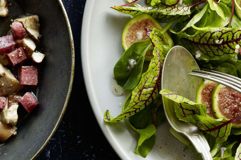 Salade avec bolets, salsiz de cerf et vinaigrette à la figue