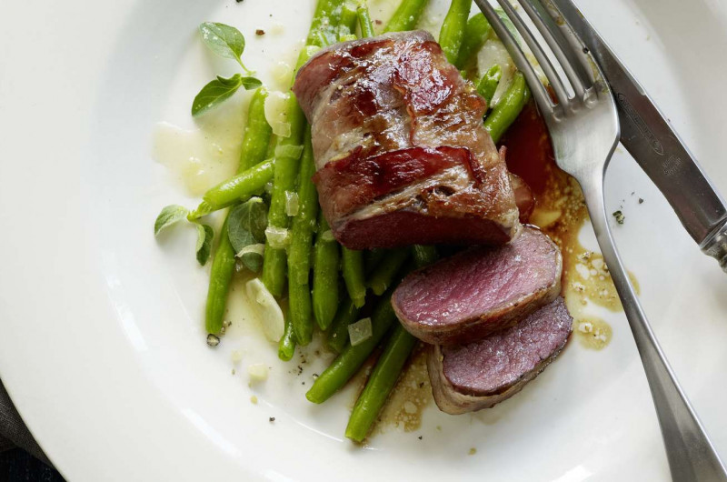 Entrecôte de cerf en manteau de lard et orange amère