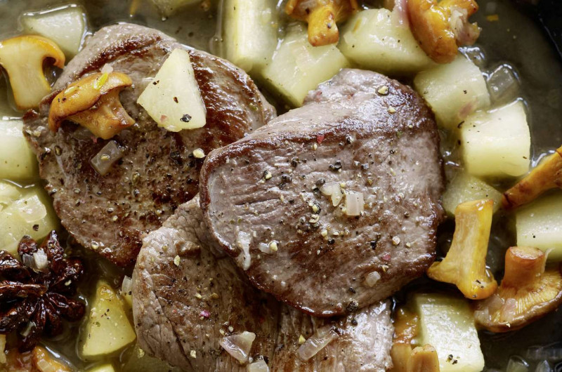 Escalopes de chevreuil avec confit de chanterelles et de poires