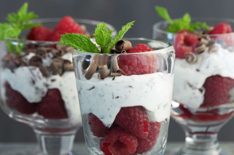 Crème stracciatella avec framboises