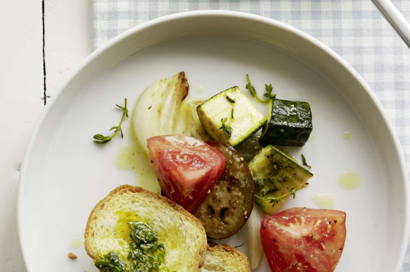 Salade de légumes rôtis avec crostini