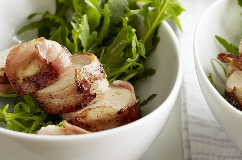 Roquette avec vinaigrette à la tomate et cervelas avec lard