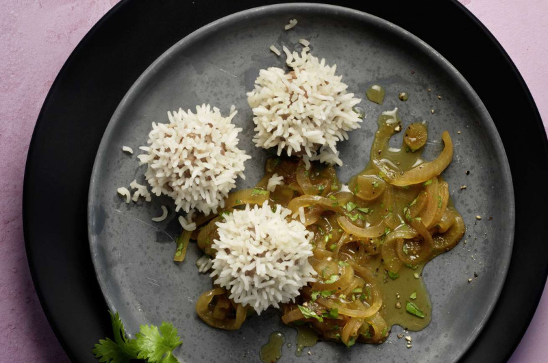 Boulettes de riz et de veau sur oignons caramélisés à la coriandre
