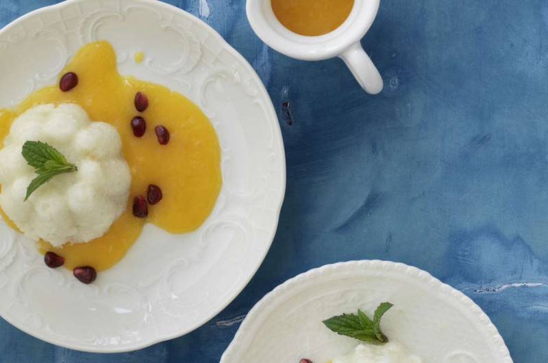 Pudding de riz au coco et à la grenade sur coulis de mangue