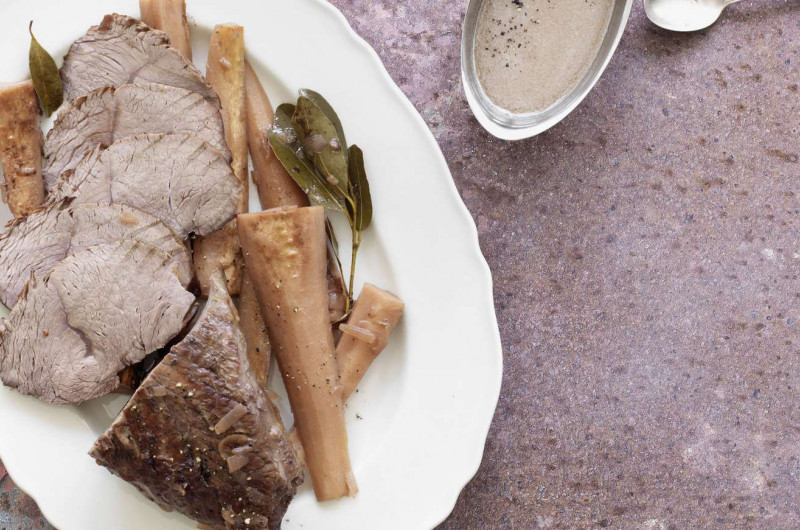 Rôti de boeuf aux pommes et aux racines de persil