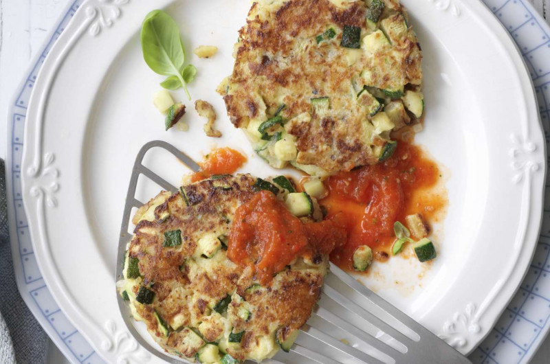 Galettes de courgettes au fromage avec coulis de poivrons