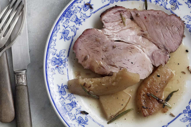 Rôti de cou de porc sur cédrat au four