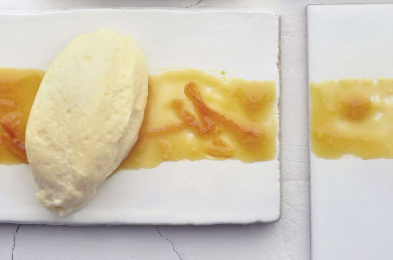 Mousse au chocolat blanc et sauce à l’orange amère