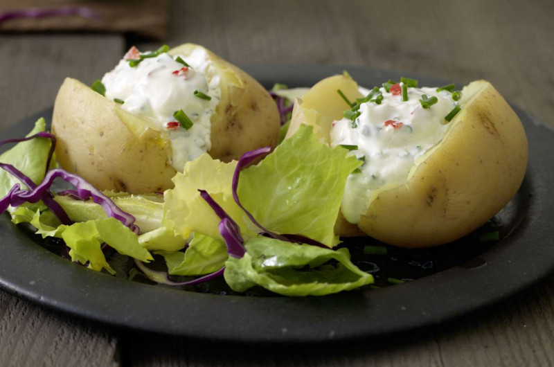 Pommes de terre avec séré aux fines herbes et salade