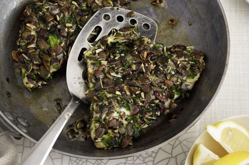 Sandre en manteau de graines de courge avec chou-fleur