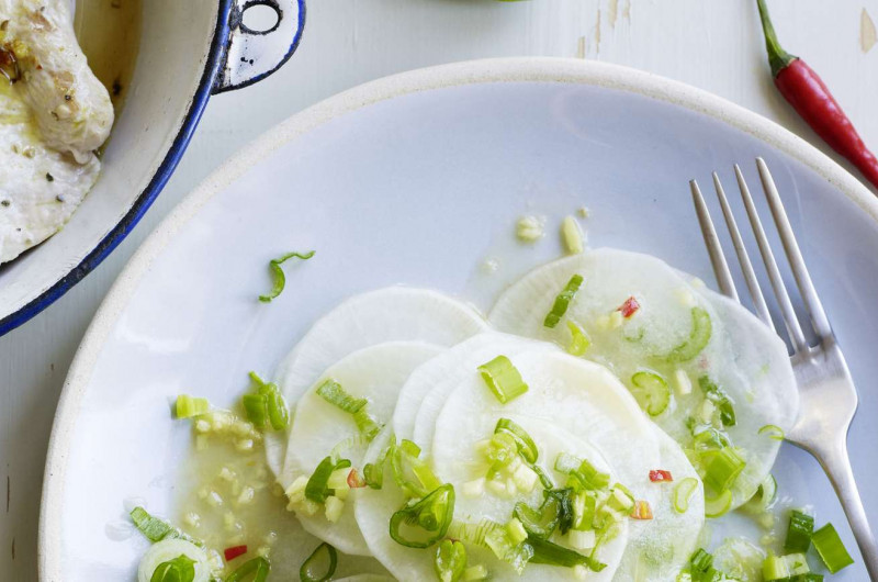 Salade de radis longs avec escalope de dinde