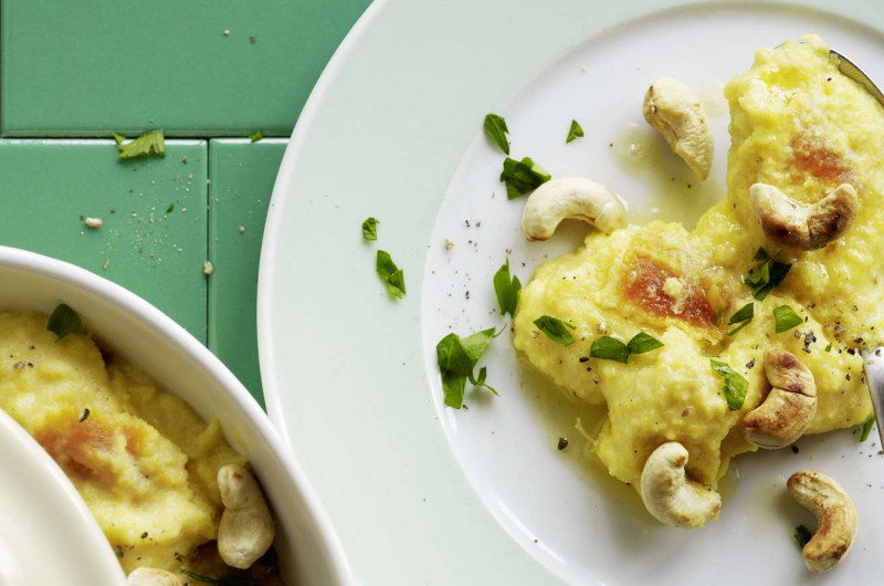 Polenta aux abricots secs avec noix de cajou grillées