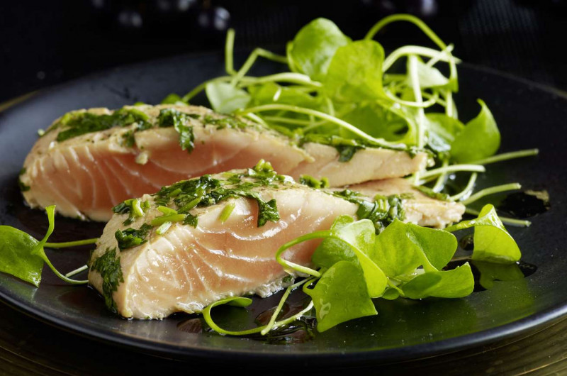 Filet de saumon mariné sur lit de pourpier