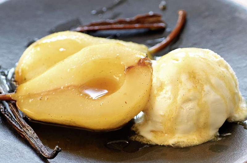 Poires au four avec glace vanille