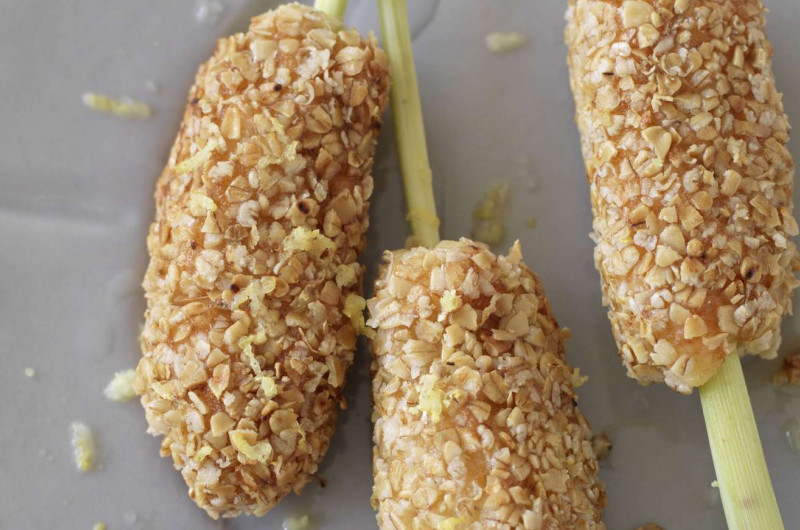 Brochettes de poisson sur lemon-grass