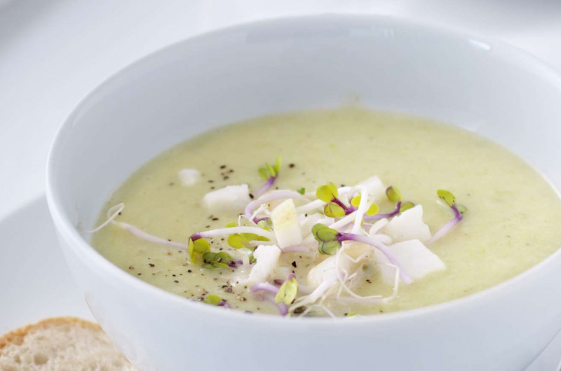 Velouté de poireau avec filet de tilapia fumé et pousses