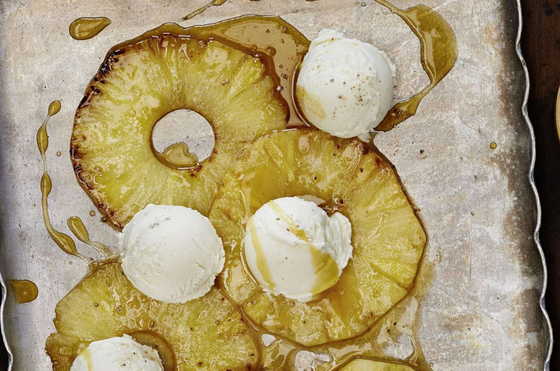 Glace au poivre et au miel avec ananas flambé