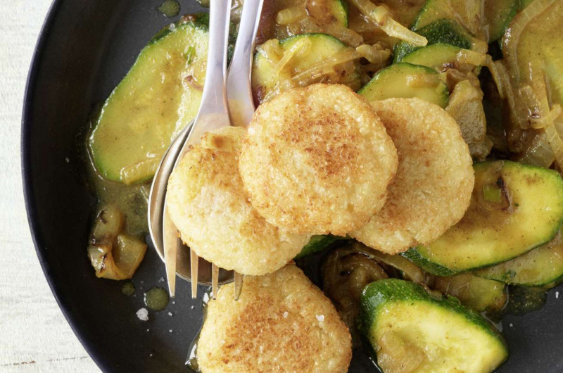 Boulettes de chou-fleur sur courgettes