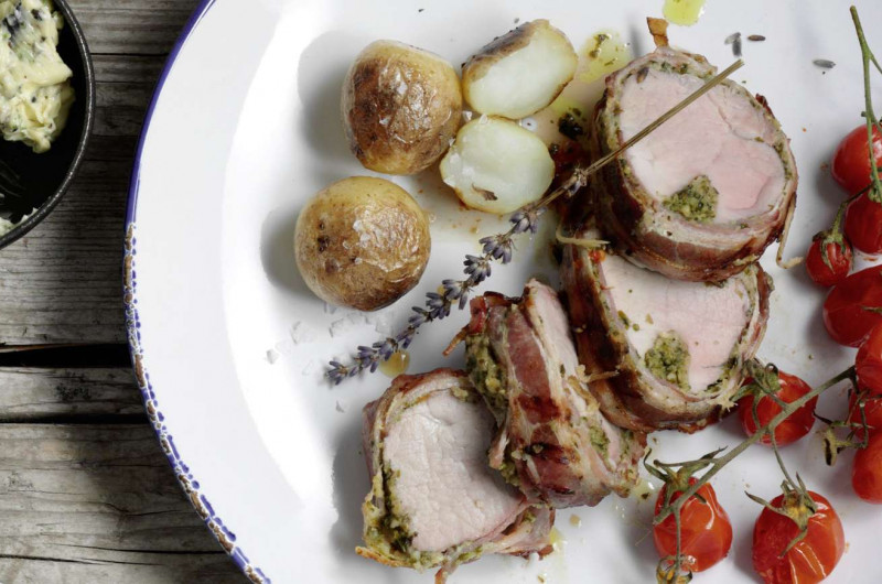 Filet mignon de porc enrobé de basilic et de lard