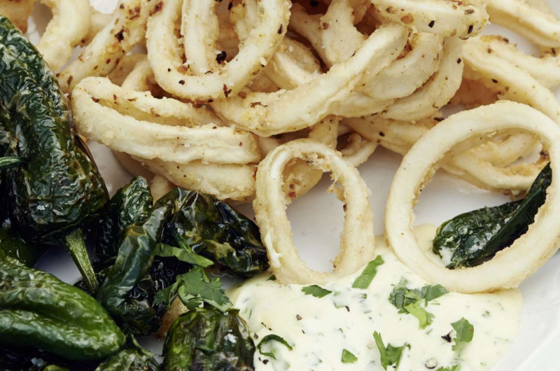 Anneaux de calmar, pimientos et mayonnaise coriandre-citron vert
