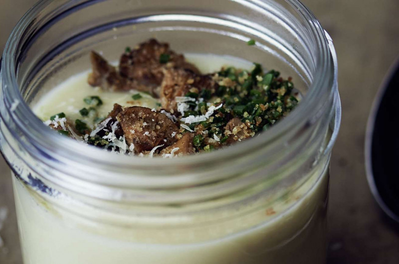 Velouté de racines de persil avec croustillant de champignons