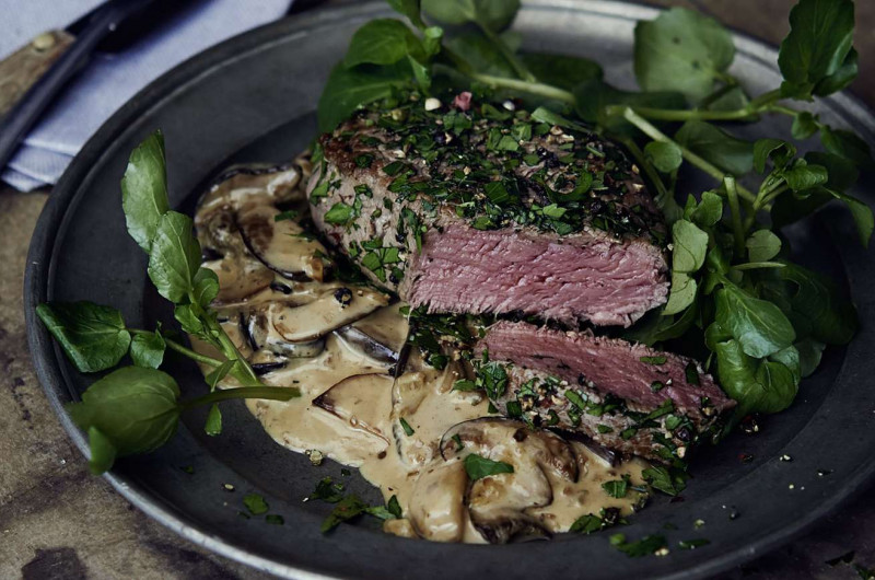 Médaillon de bœuf sur sauce aux bolets bais et cresson de fontaine