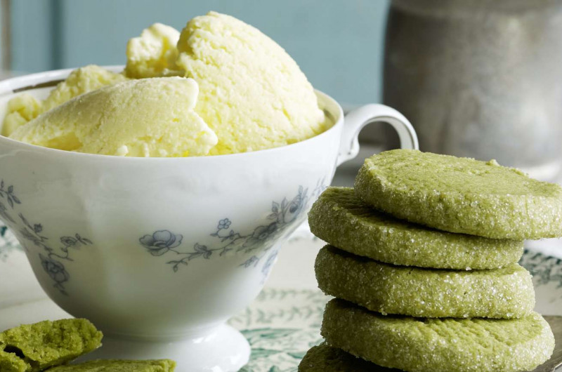 Biscuits au matcha avec crème glacée au tilleul