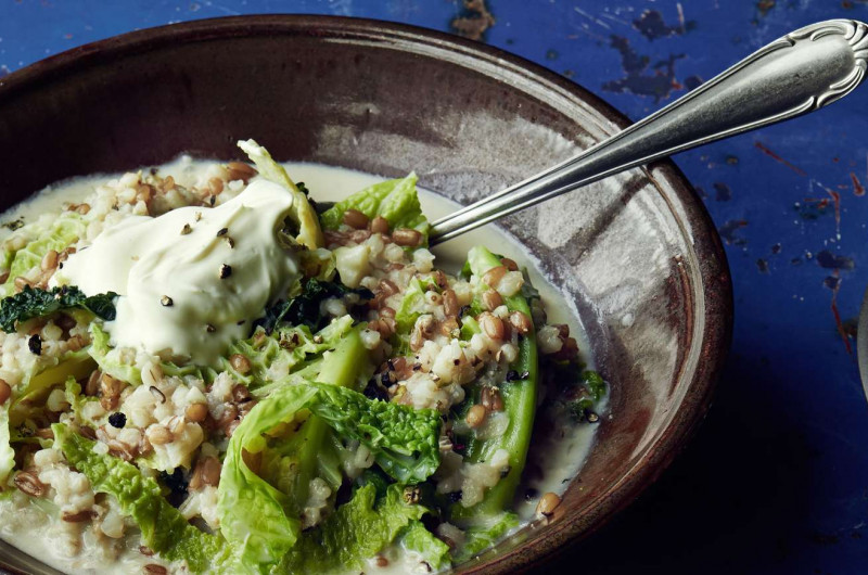 Potée de chou frisé et de céréales avec crème et fromage