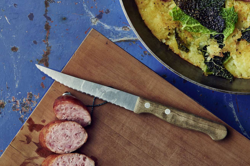 Rösti de pommes de terre et de chou frisé avec saucisson
