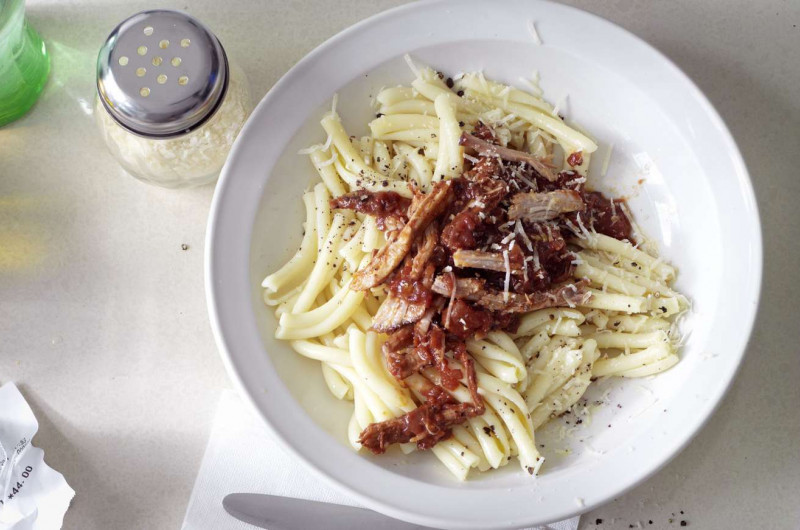 Pâtes à la sauce tomate au porc effiloché