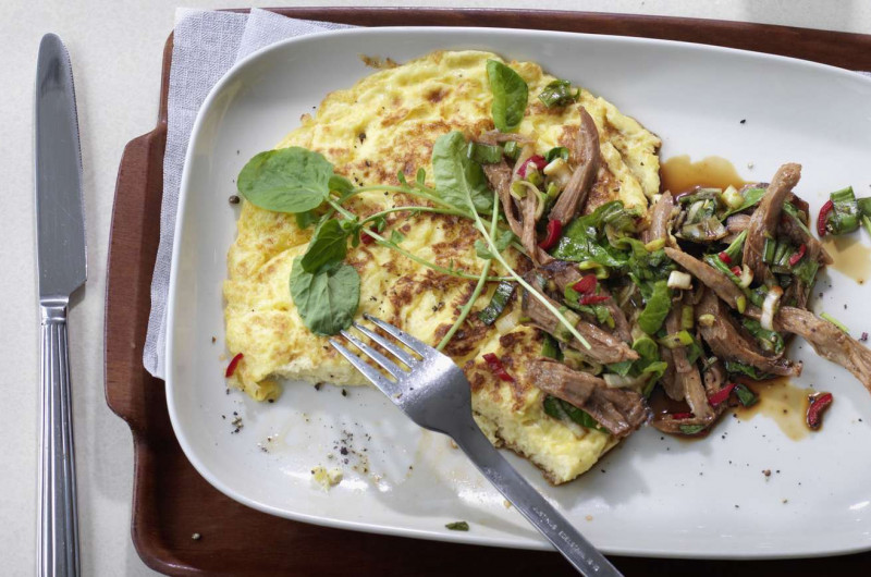Omelette accompagnée de porc effiloché mariné