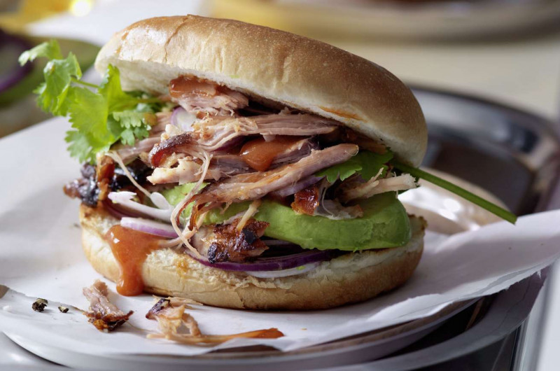 Burger à l’effiloché de porc avec avocat et coriandre