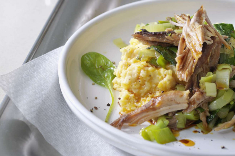Polenta de lentilles avec du porc effiloché et des légumes