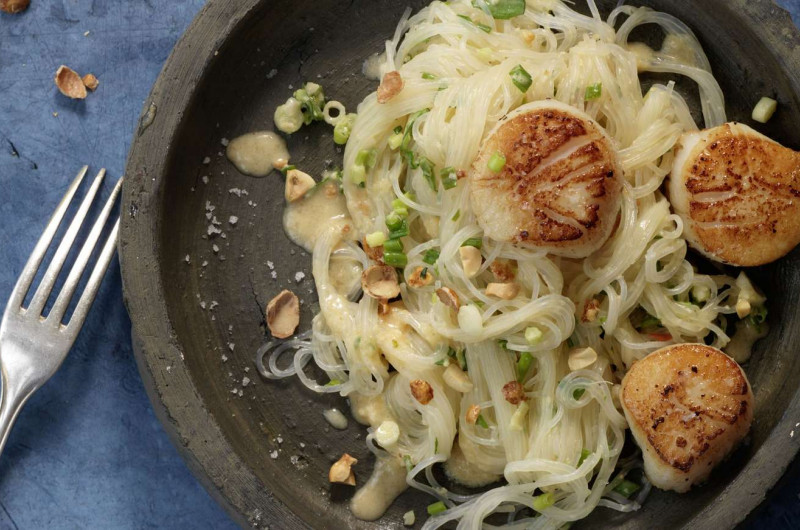 Vermicelles chinois avec noix de saint-jacques et vinaigrette au beurre de cacahouètes