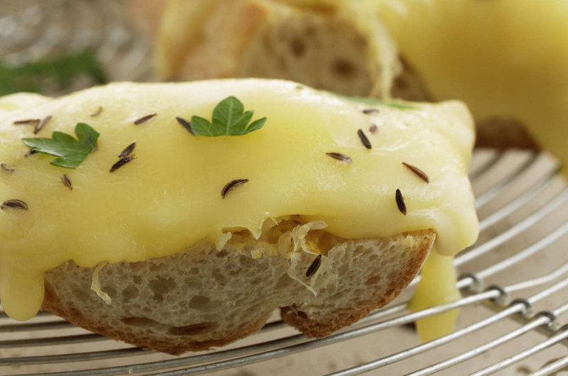 Croûtes au fromage à raclette avec choucroute