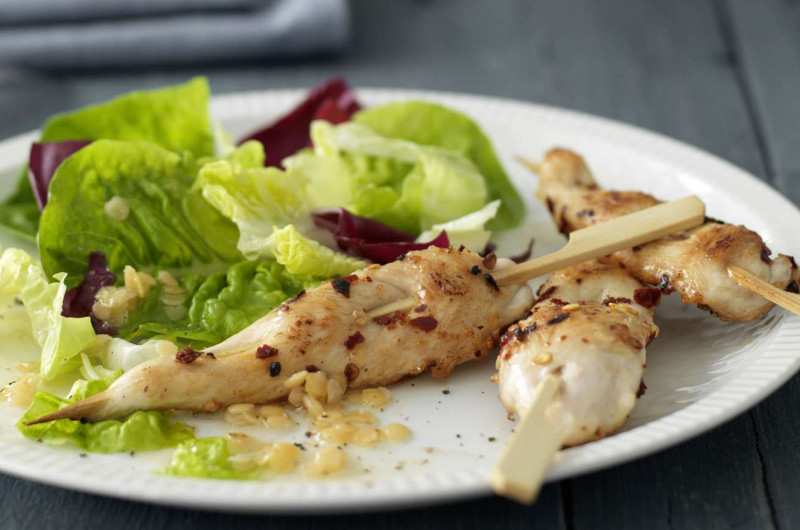 Salade d’hiver avec vinaigrette aux lentilles et brochettes de poulet