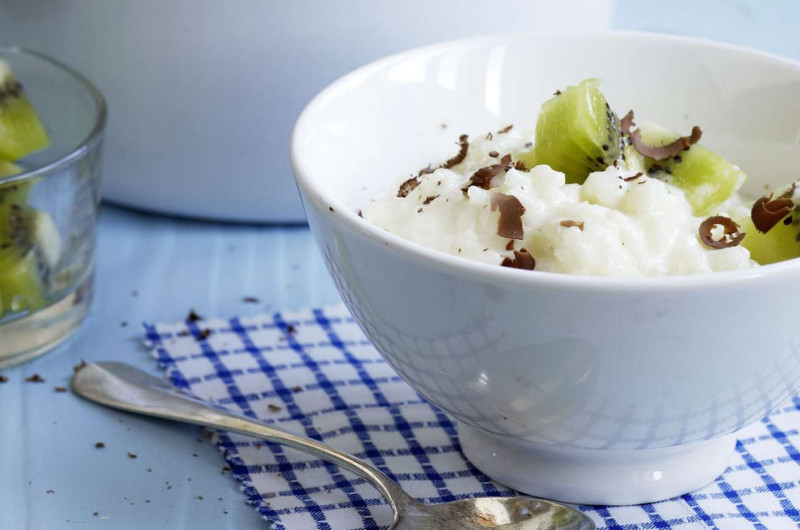 Riz au lait avec kiwi et copeaux de chocolat