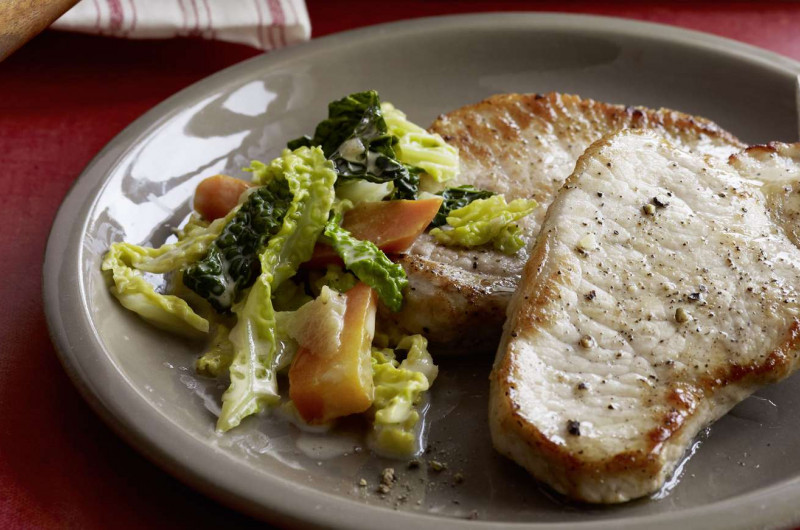 Escalopes de porc avec chou frisé et carottes