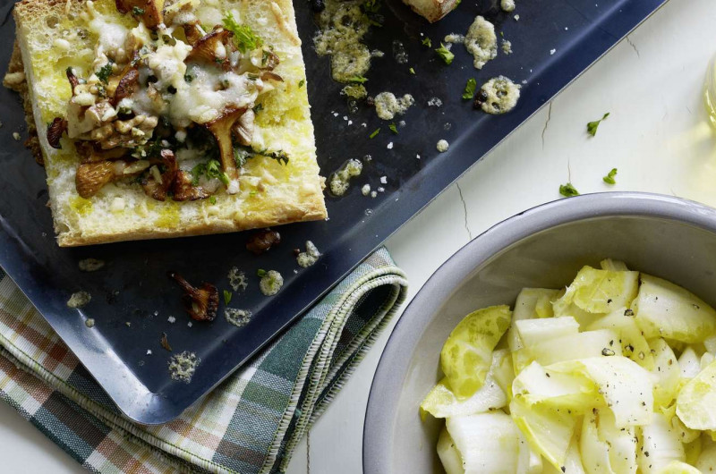 Salade d’endives avec baguette aux noix et aux chanterelles