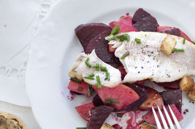 Truite sur salade de betteraves rouges à la pomme