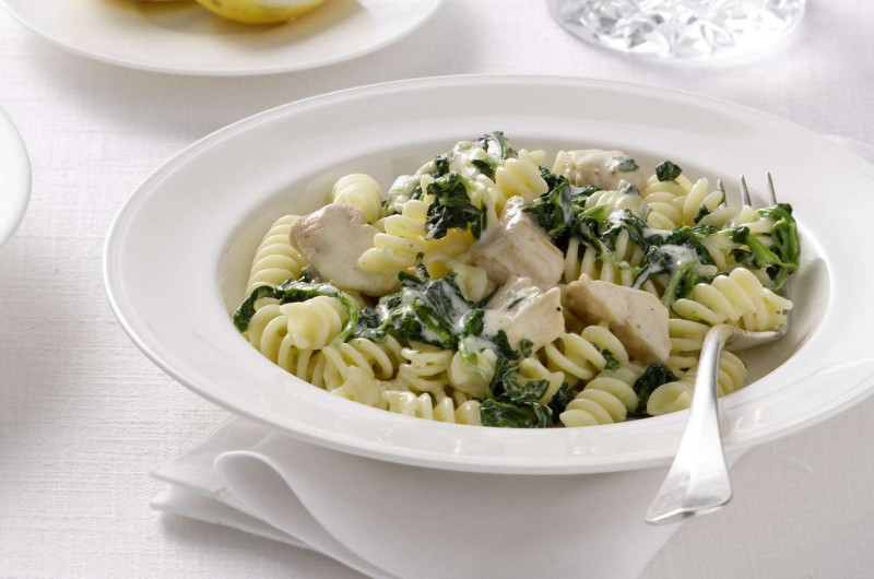 Fusilli avec dés de poulet et sauce au fromage