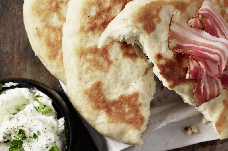 Bannock avec fromage frais et lard