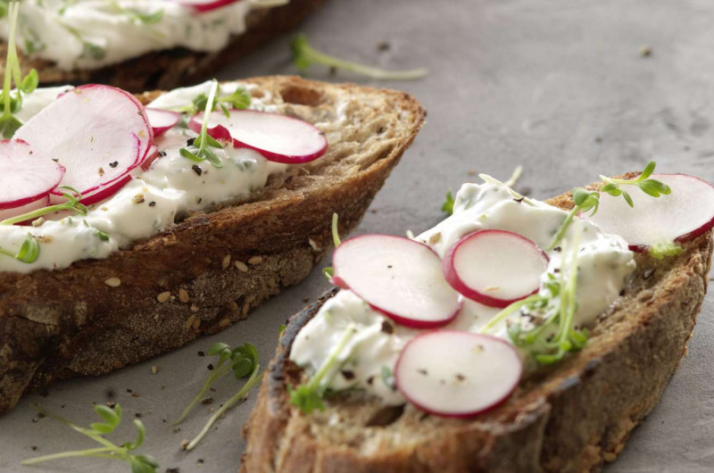 Crostini avec cresson et radis