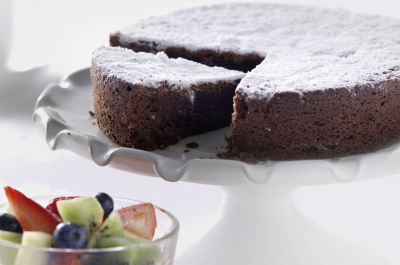 Gâteau au chocolat avec salade de fruits
